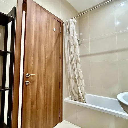 Contemporary 2br Apt With Balcony In St Pauls Bay 세인트폴스베이