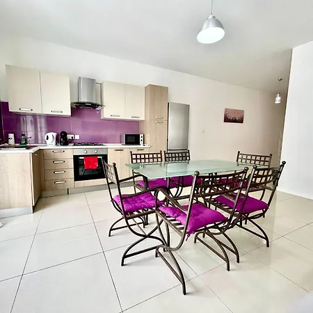 Contemporary 2br Apt With Balcony In St Pauls Bay شقة *